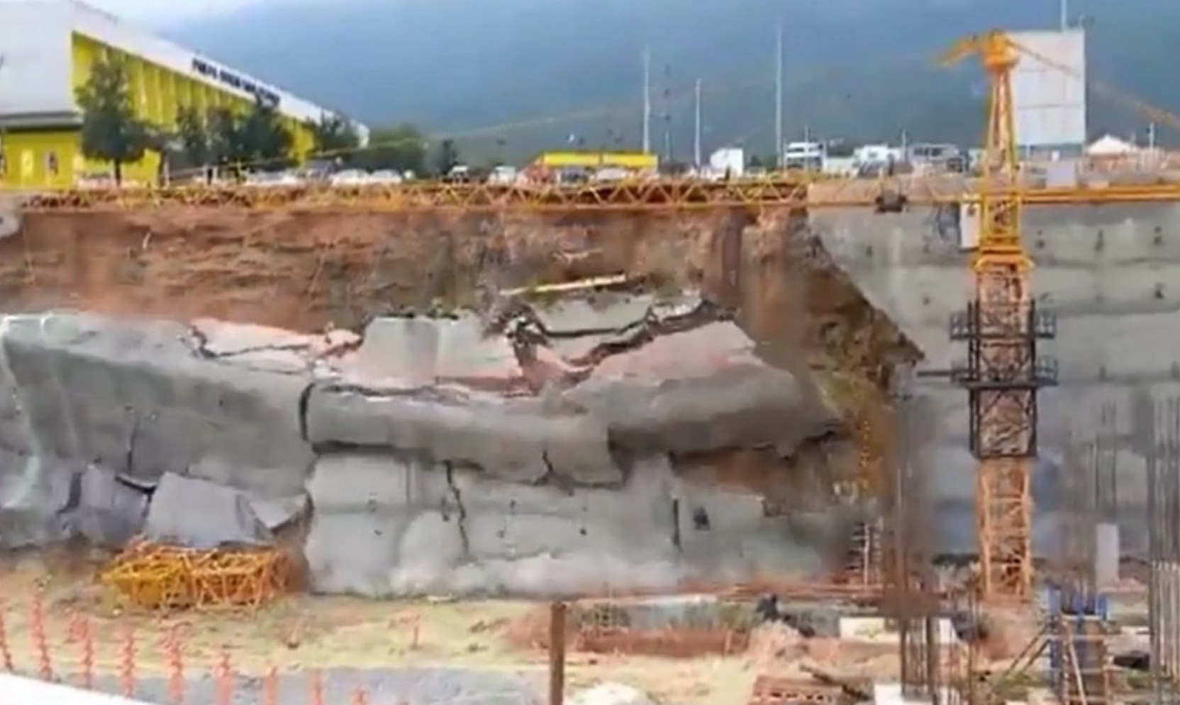 Se cae muro de construcción de hospital en Nuevo León